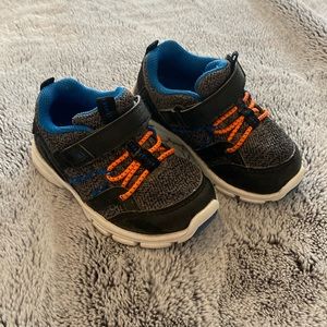 Stride Rite Ocean Machine Washable Athletic Sneaker, Grey- size 5c